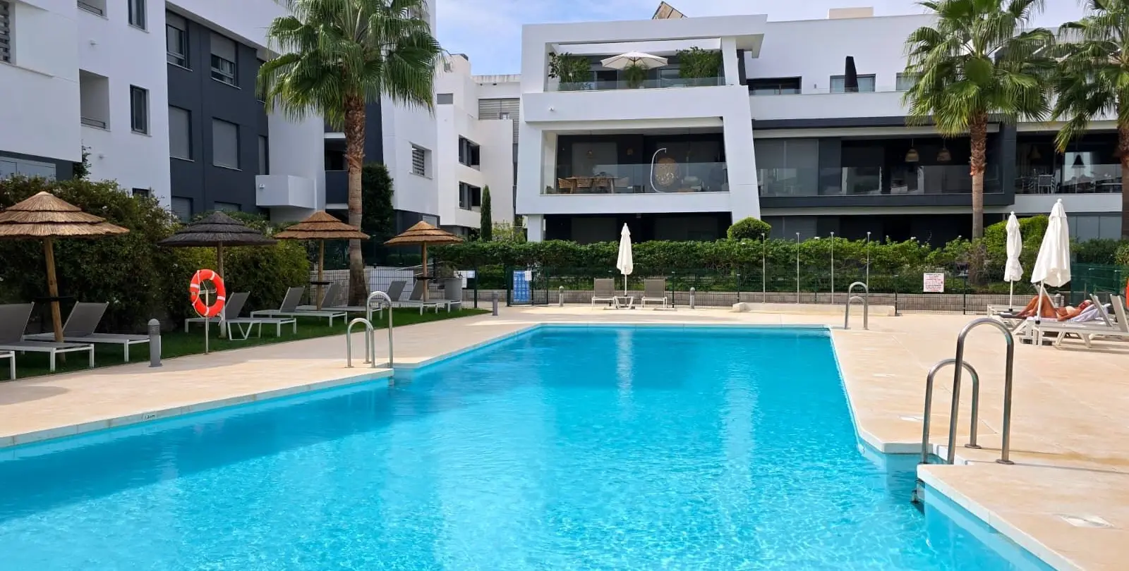Venta de apartamento en planta baja en Selwo 24