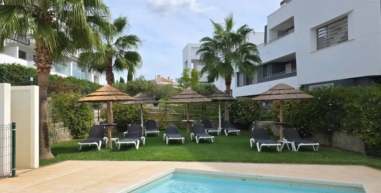 Venta de apartamento en planta baja en Selwo 25