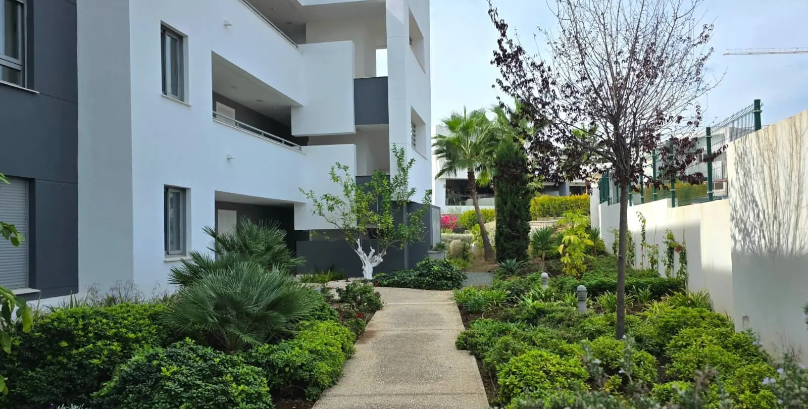 Venta de apartamento en planta baja en Selwo 26