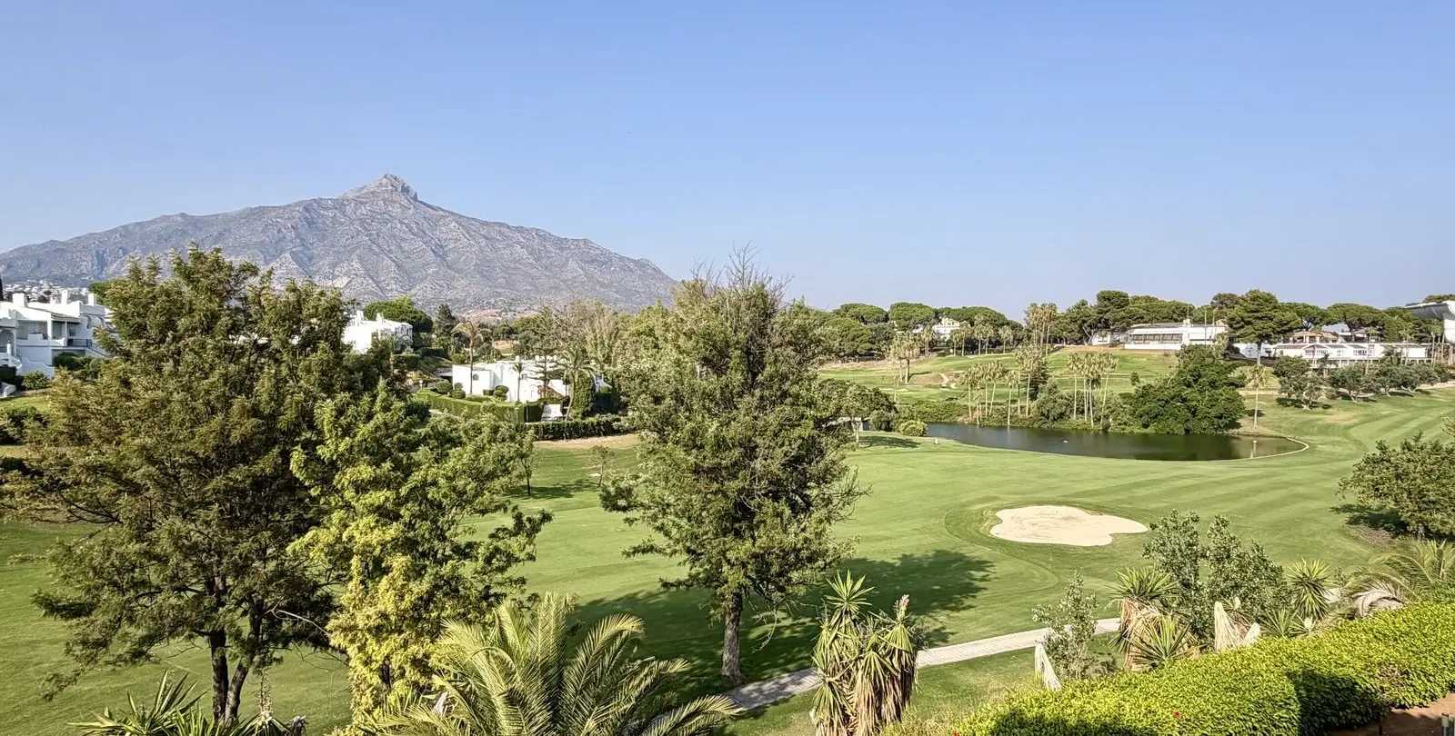 Sale of penthouse in Nueva Andalucía 11
