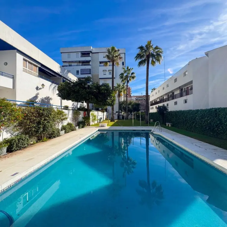 Venta de apartamento en planta media en Marbella