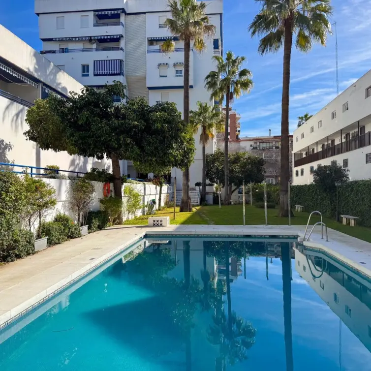 Venta de apartamento en planta media en Marbella