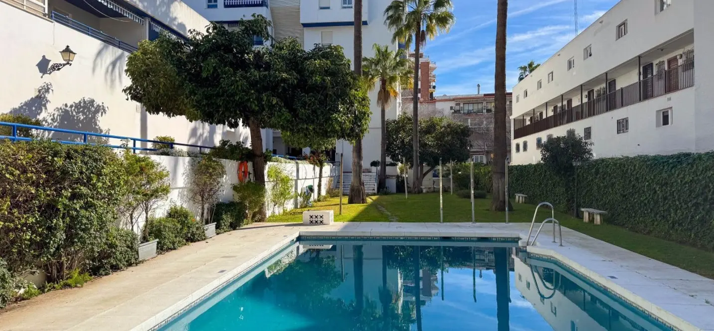 Venta de apartamento en planta media en Marbella 2