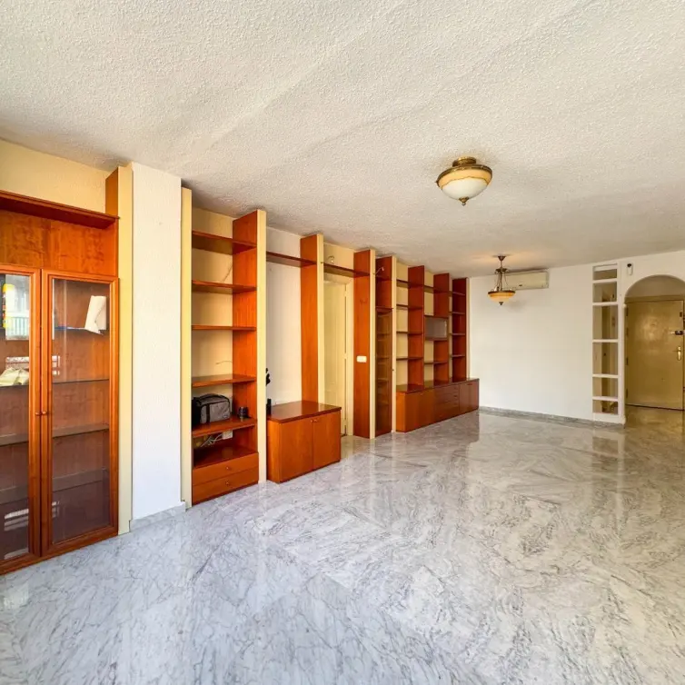 Venta de apartamento en planta media en Marbella
