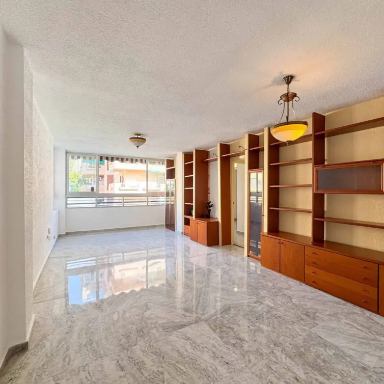 Venta de apartamento en planta media en Marbella