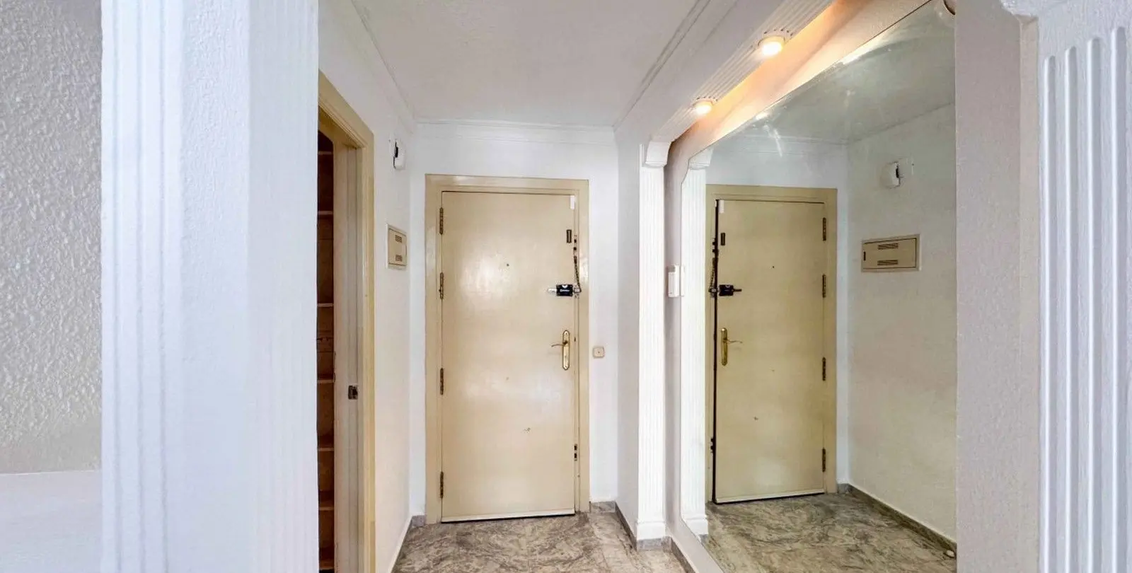 Venta de apartamento en planta media en Marbella 31