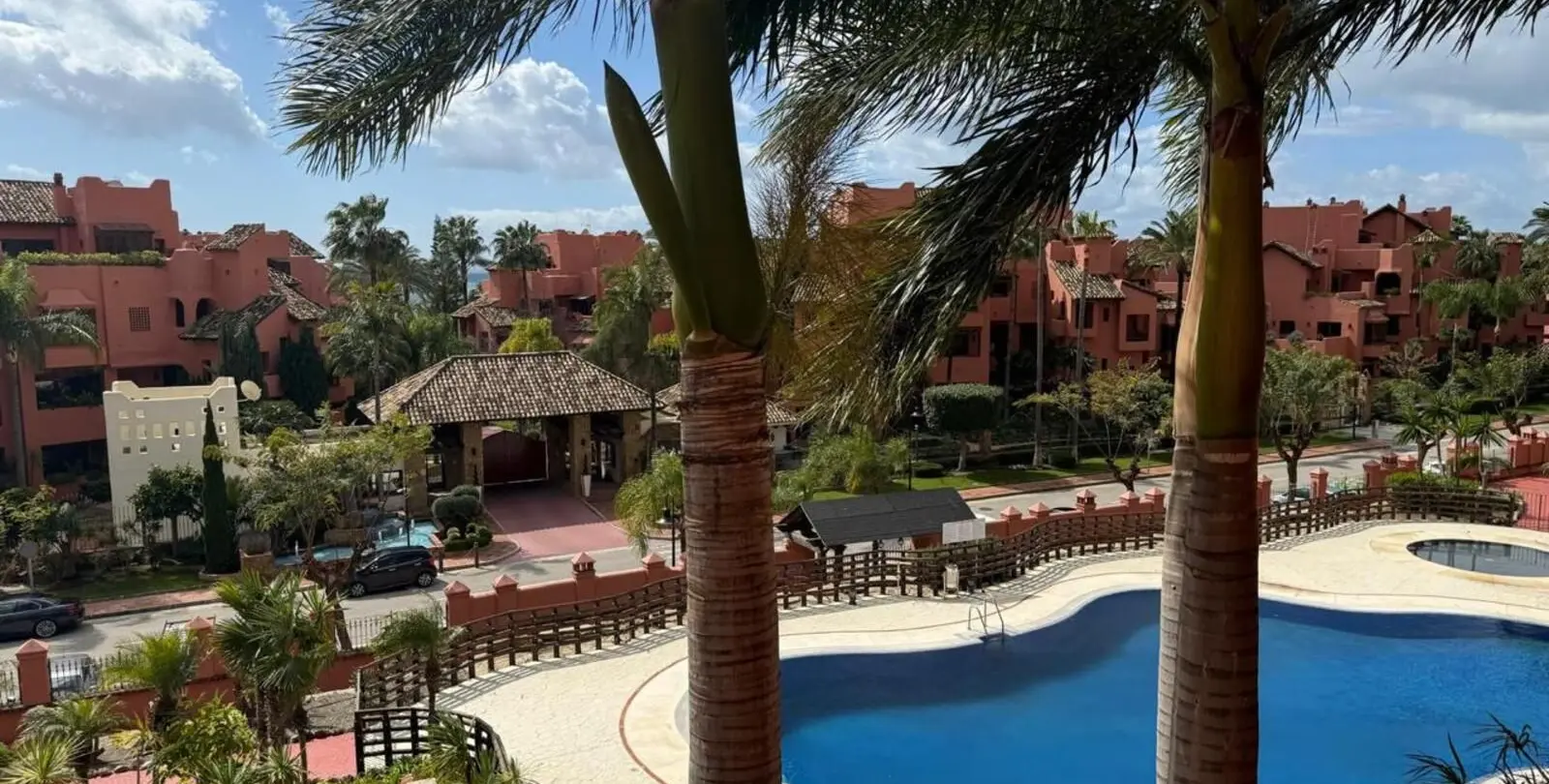 Venta de apartamento en planta media en Estepona 1