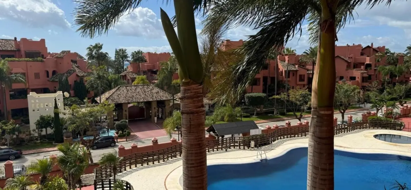 Venta de apartamento en planta media en Estepona 0