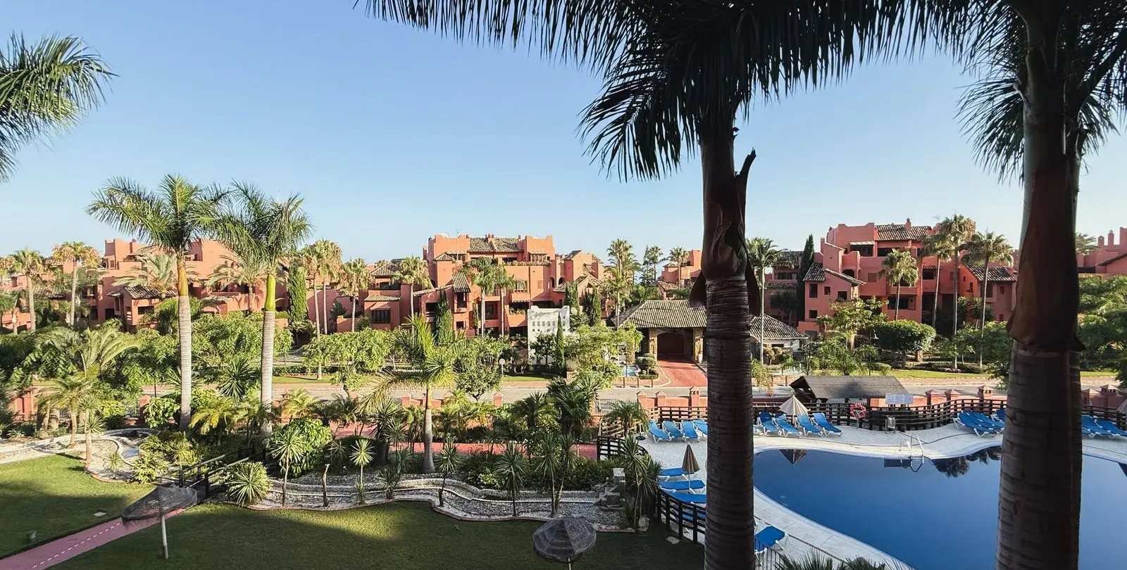 Venta de apartamento en planta media en Estepona 2