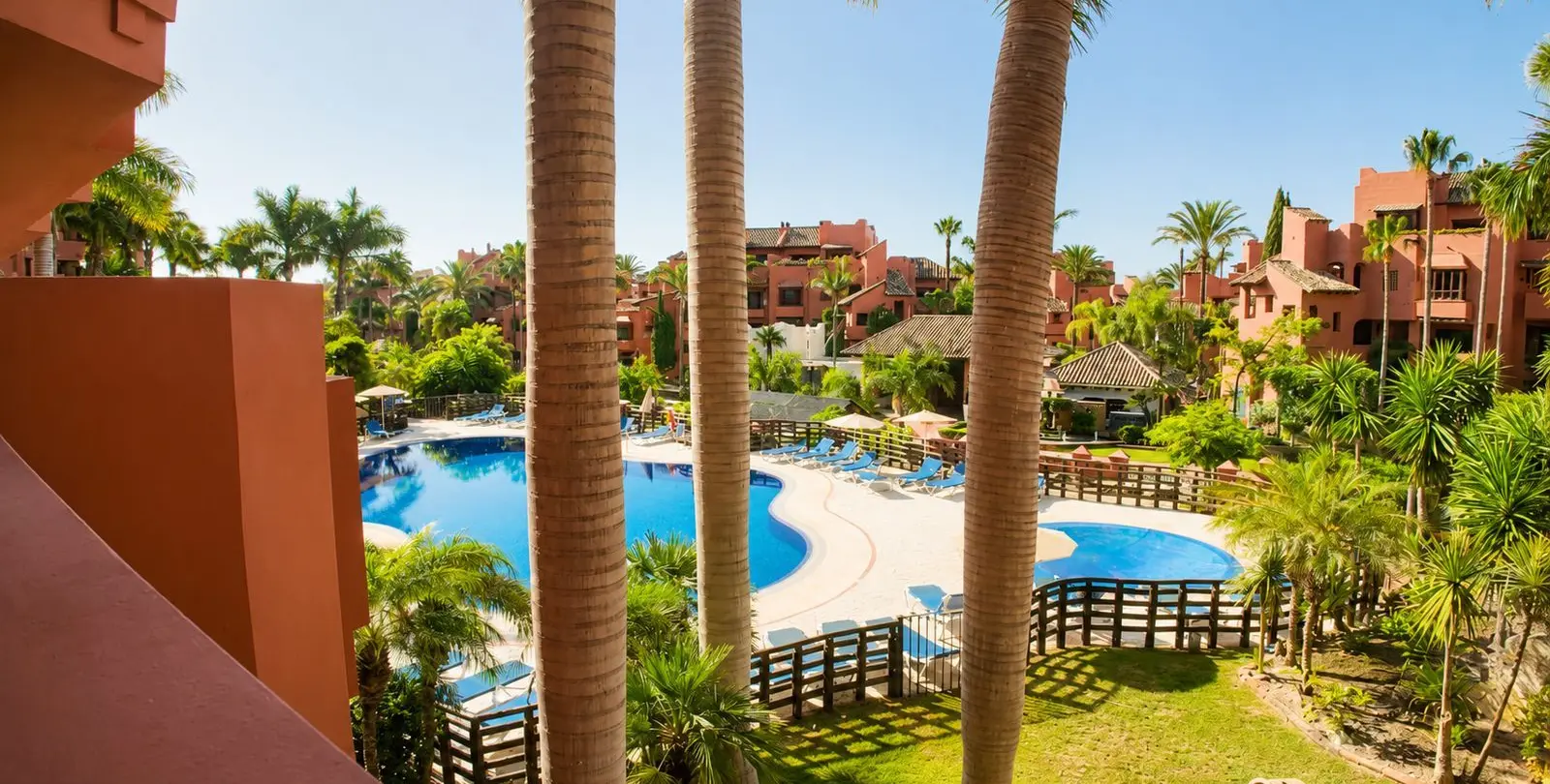 Venta de apartamento en planta media en Estepona 3