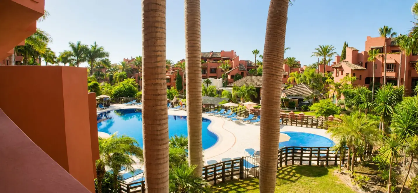 Venta de apartamento en planta media en Estepona 2