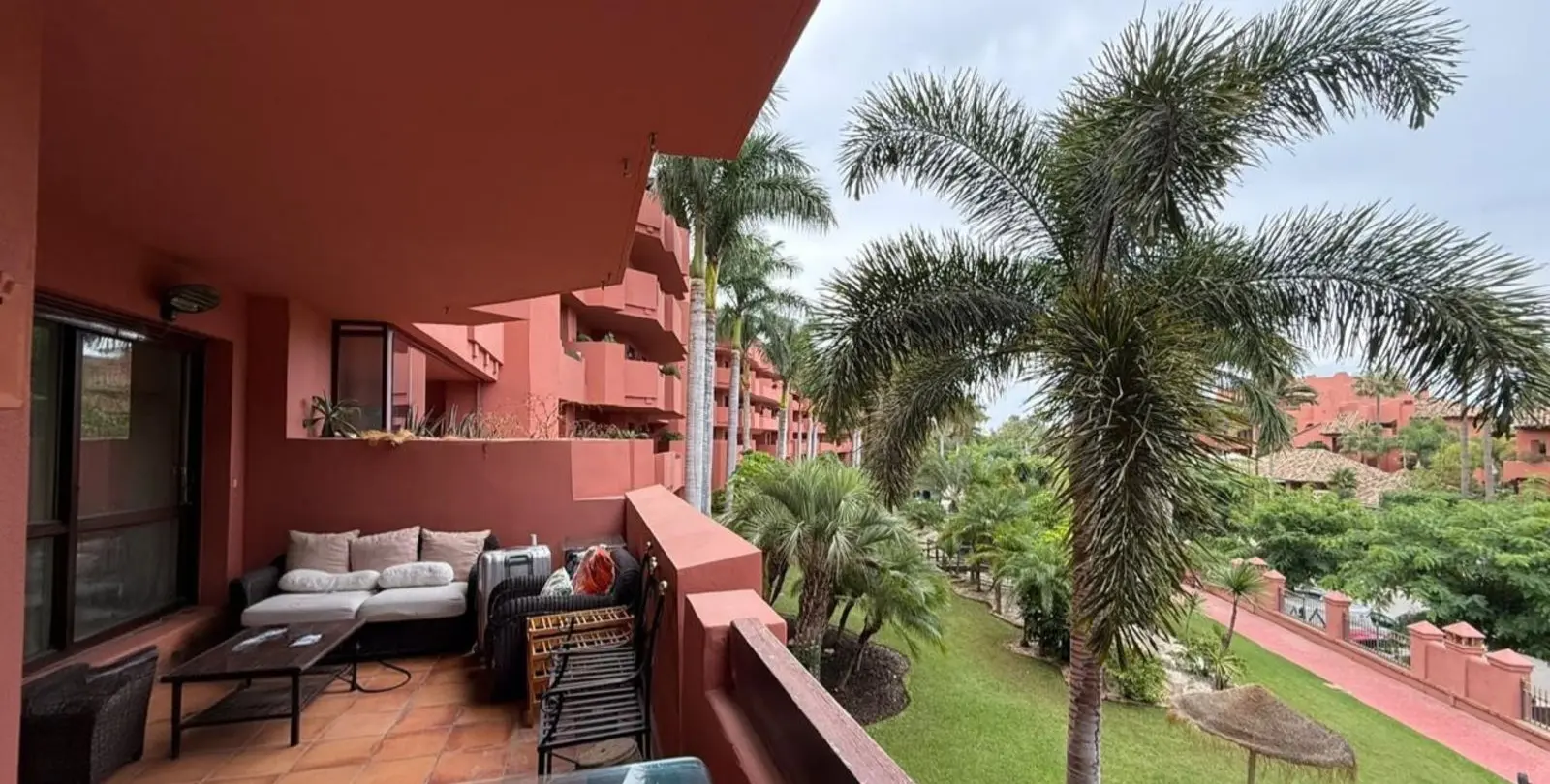 Venta de apartamento en planta media en Estepona 7