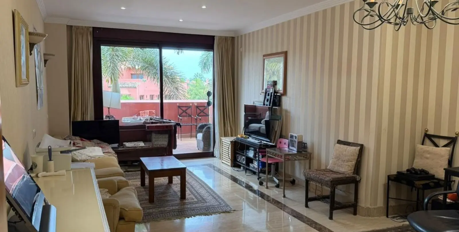 Venta de apartamento en planta media en Estepona 9