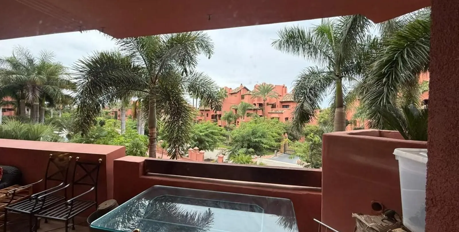 Venta de apartamento en planta media en Estepona 17