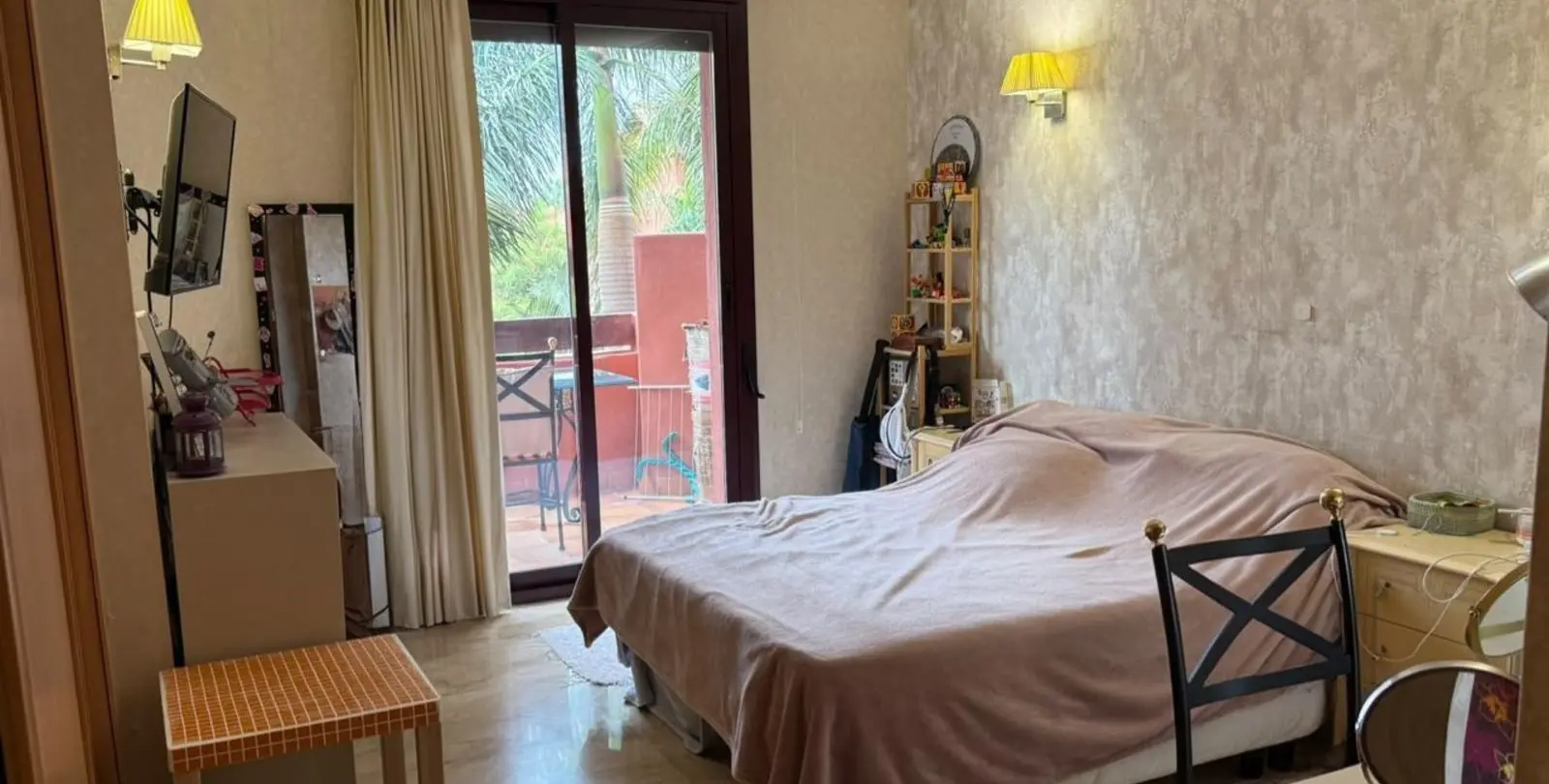 Venta de apartamento en planta media en Estepona 18