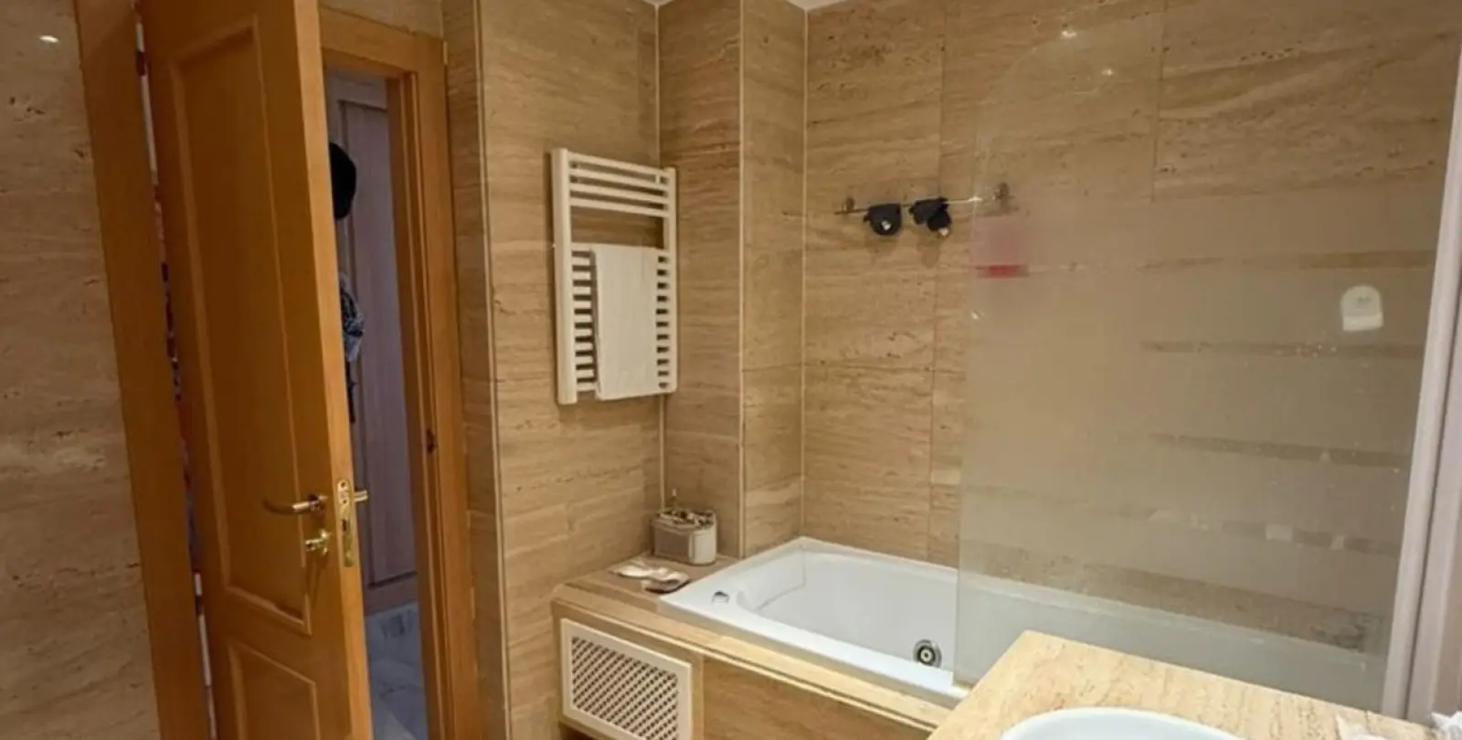 Venta de apartamento en planta media en Estepona 20