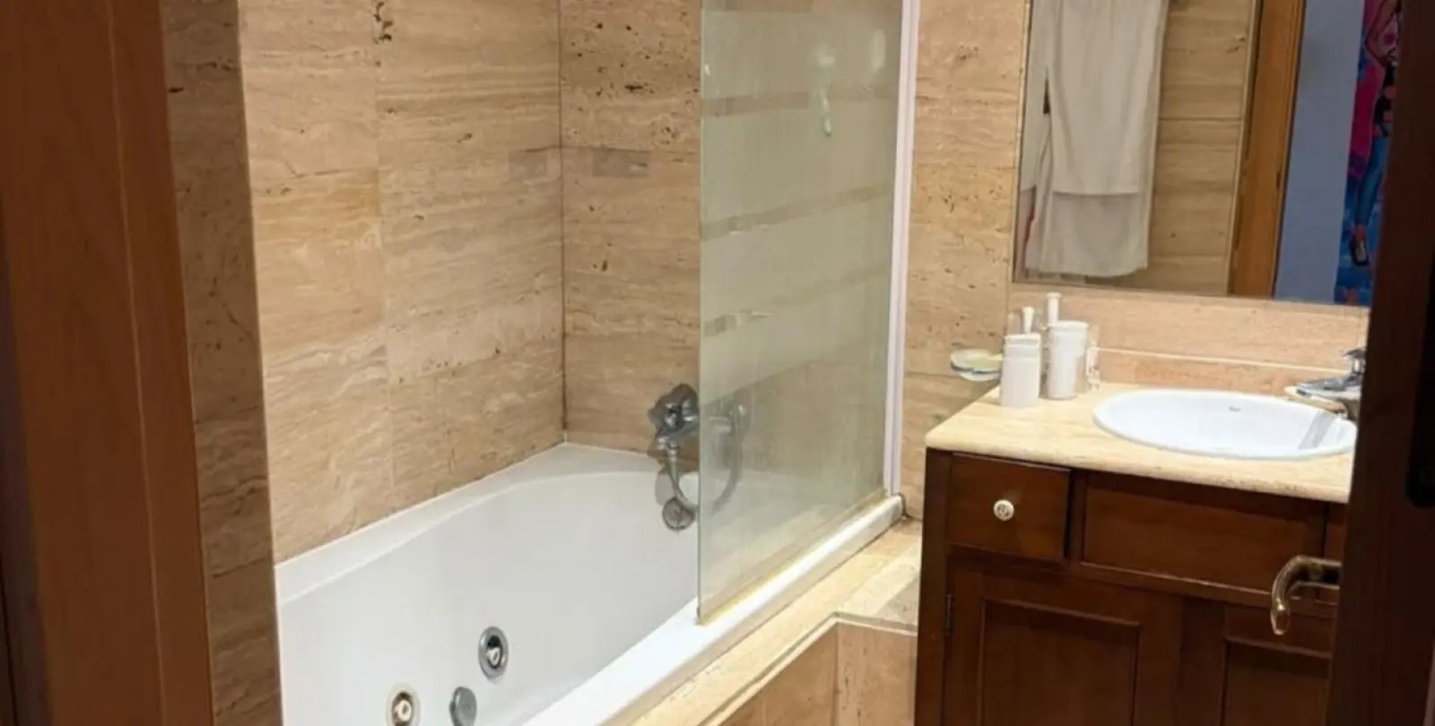 Venta de apartamento en planta media en Estepona 21