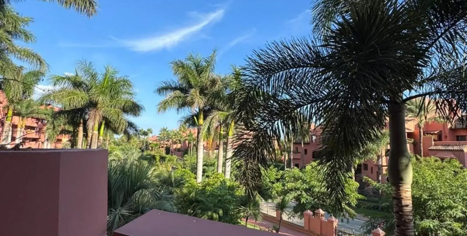Venta de apartamento en planta media en Estepona 22