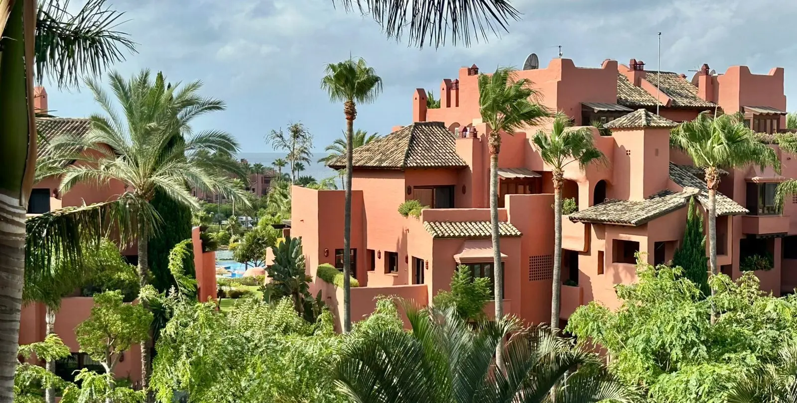 Venta de apartamento en planta media en Estepona 26