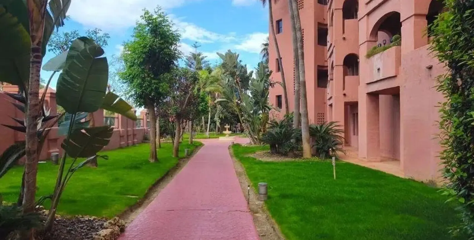 Venta de apartamento en planta media en Estepona 28