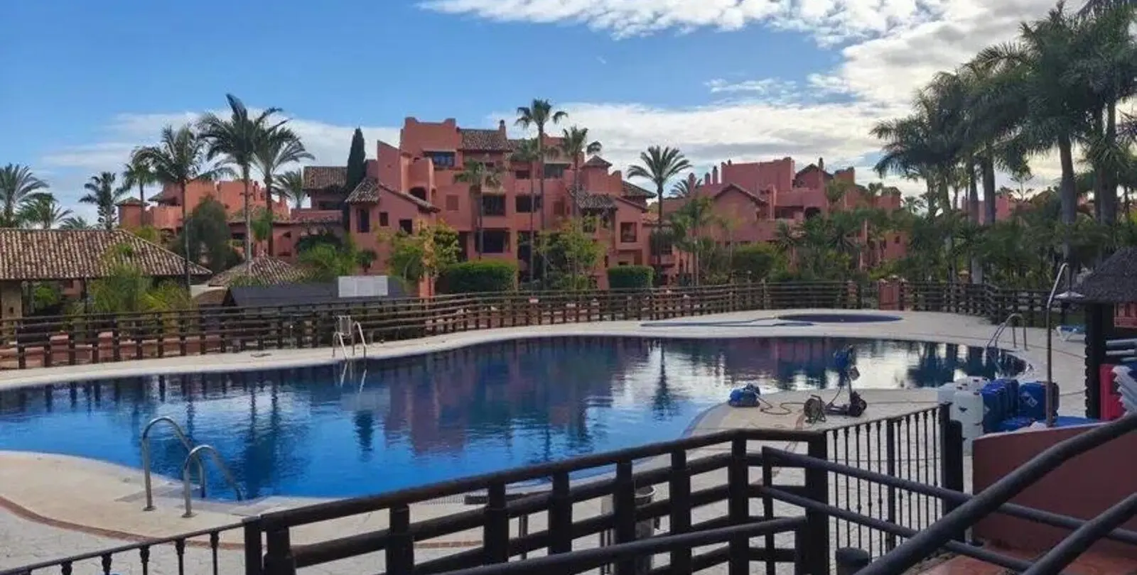 Venta de apartamento en planta media en Estepona 30