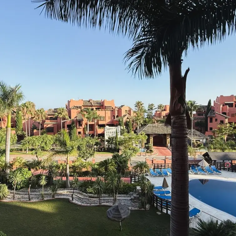 Sale of middle floor apartment in Estepona