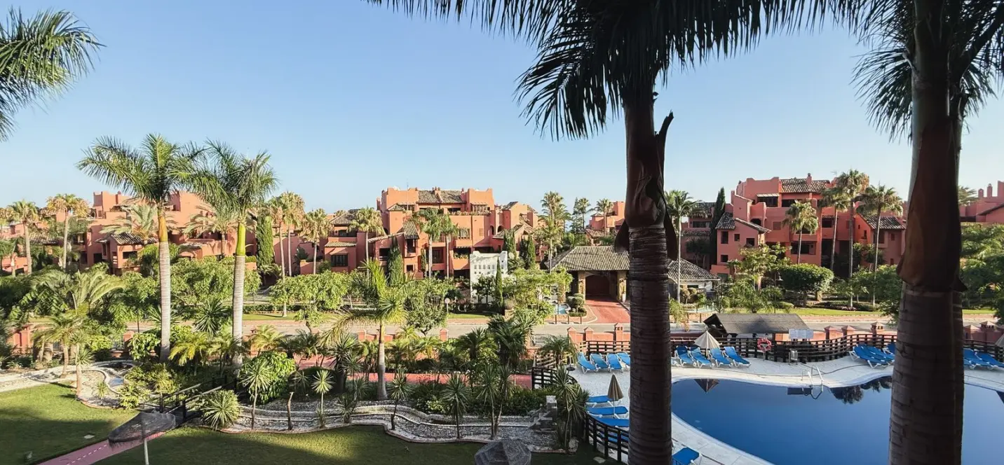 Sale of middle floor apartment in Estepona 1