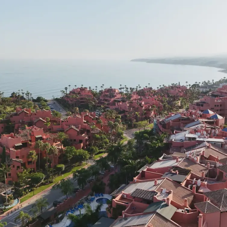 Sale of middle floor apartment in Estepona