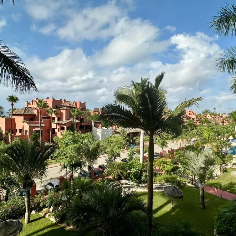 Sale of middle floor apartment in Estepona
