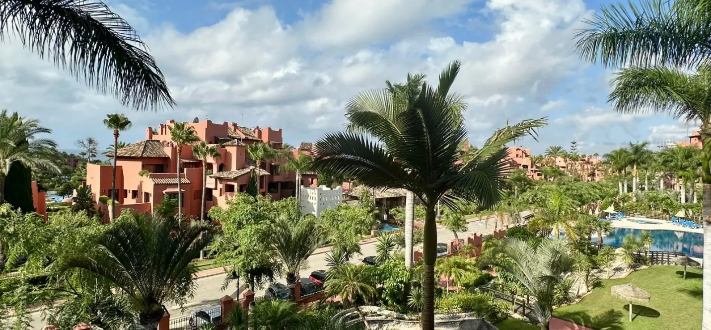 Sale of middle floor apartment in Estepona 4