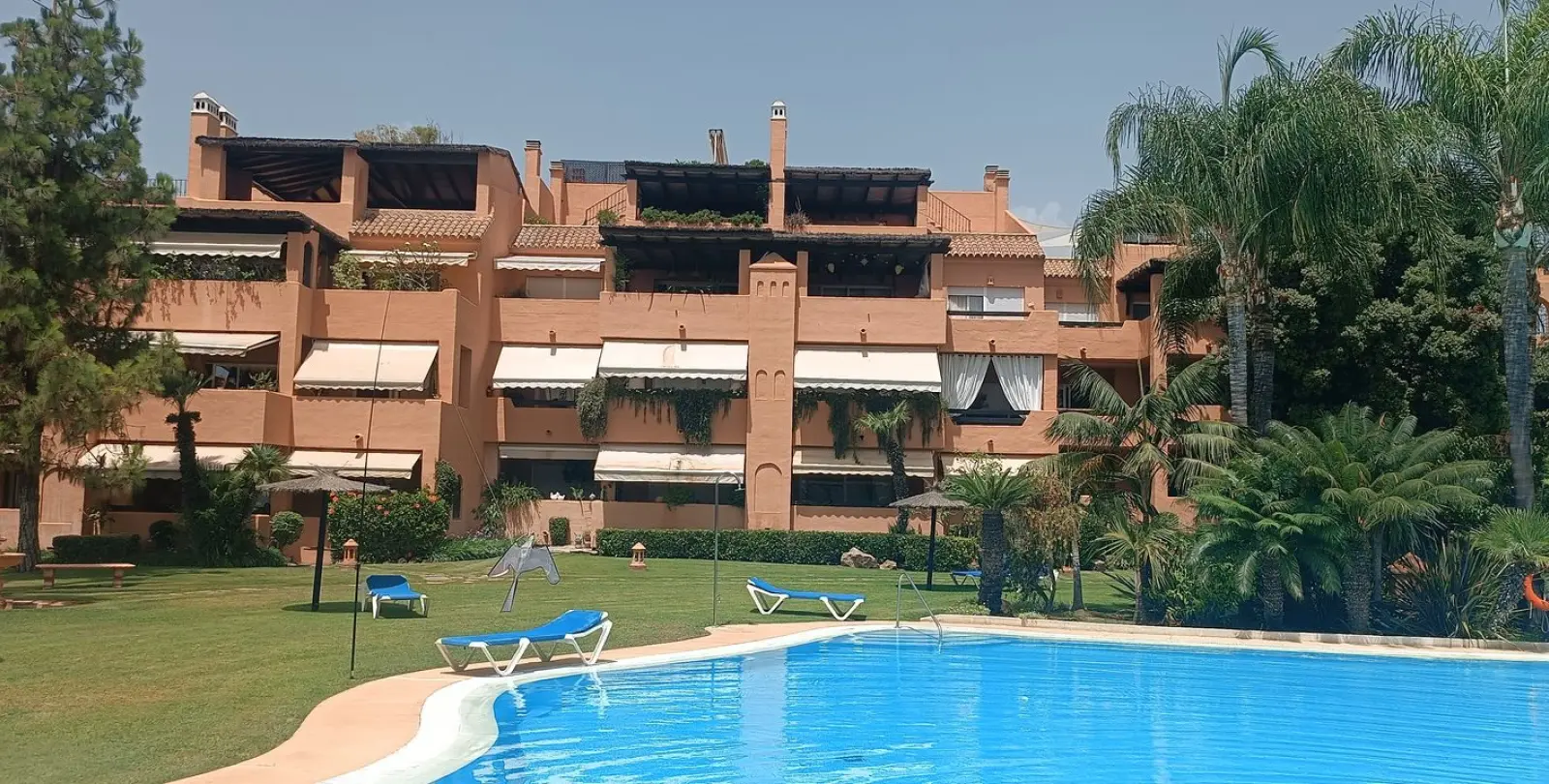 Venta de apartamento en planta media en Guadalmina Baja 1