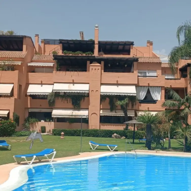 Venta de apartamento en planta media en Guadalmina Baja