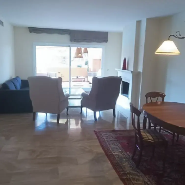 Venta de apartamento en planta media en Guadalmina Baja