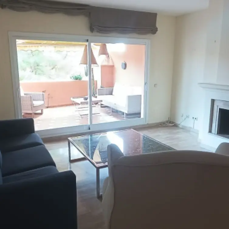 Venta de apartamento en planta media en Guadalmina Baja