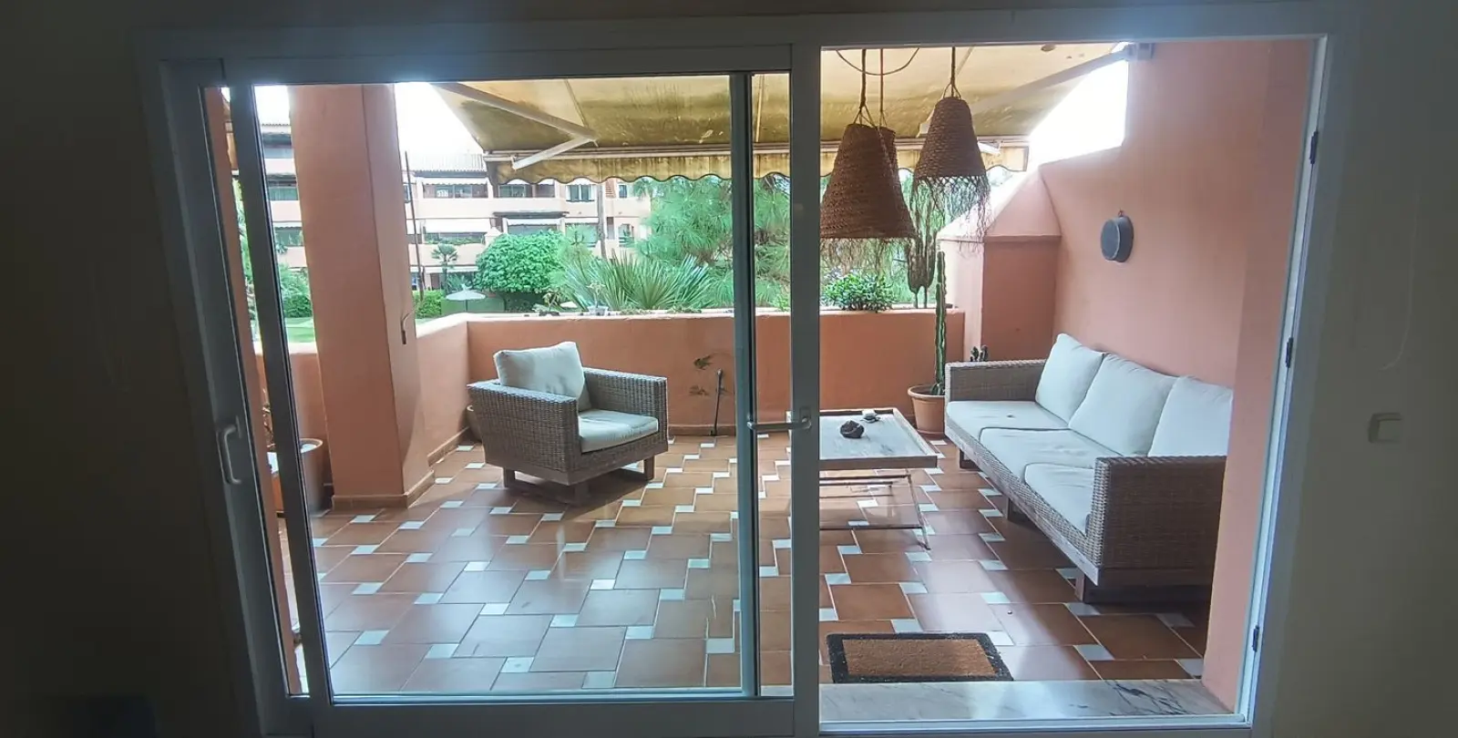 Venta de apartamento en planta media en Guadalmina Baja 5
