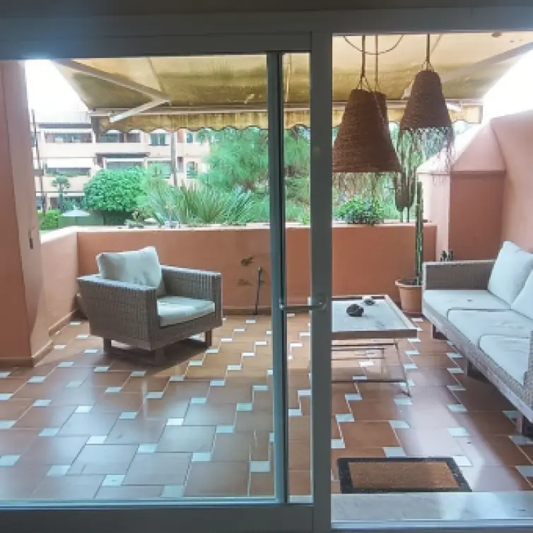 Venta de apartamento en planta media en Guadalmina Baja