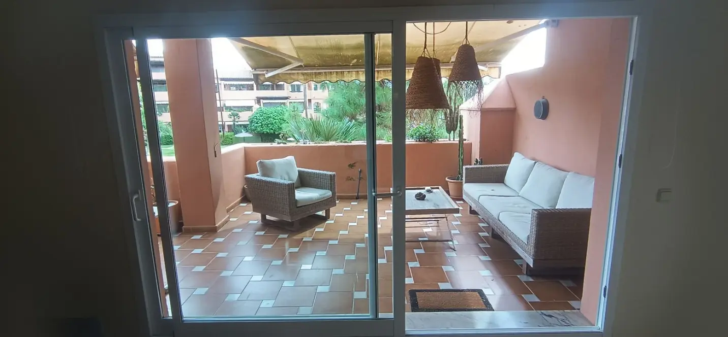 Venta de apartamento en planta media en Guadalmina Baja 4