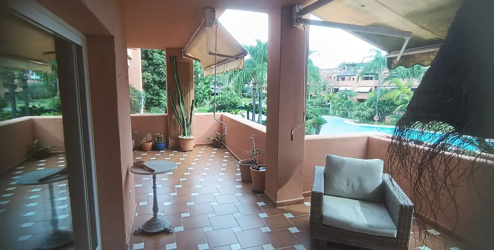 Venta de apartamento en planta media en Guadalmina Baja 6