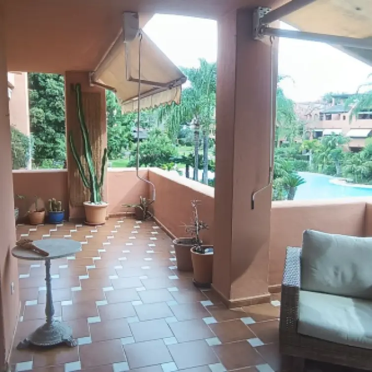 Venta de apartamento en planta media en Guadalmina Baja