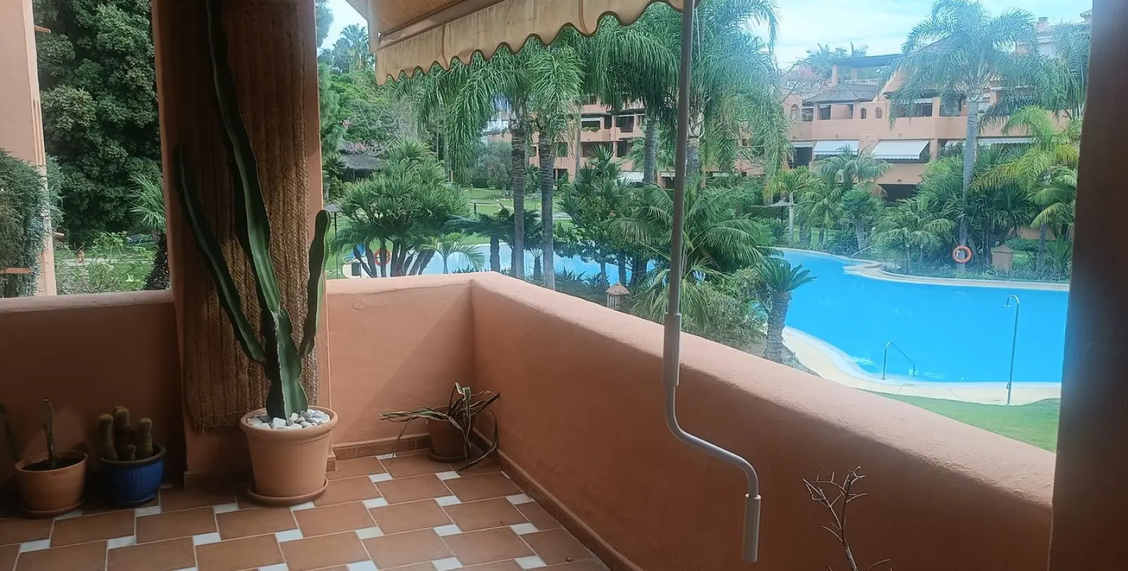 Venta de apartamento en planta media en Guadalmina Baja 8