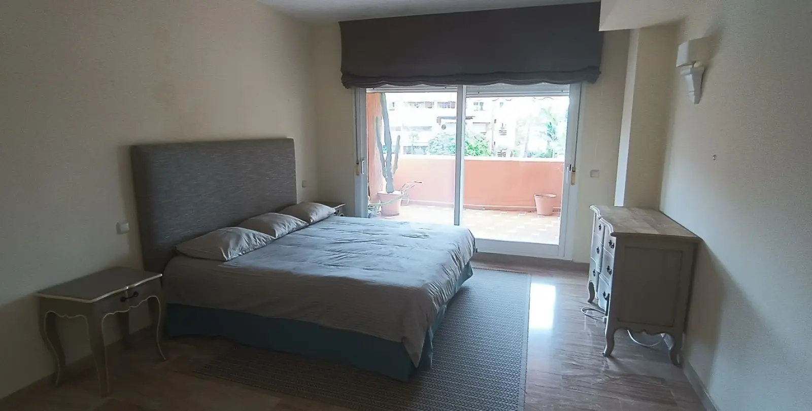 Venta de apartamento en planta media en Guadalmina Baja 12
