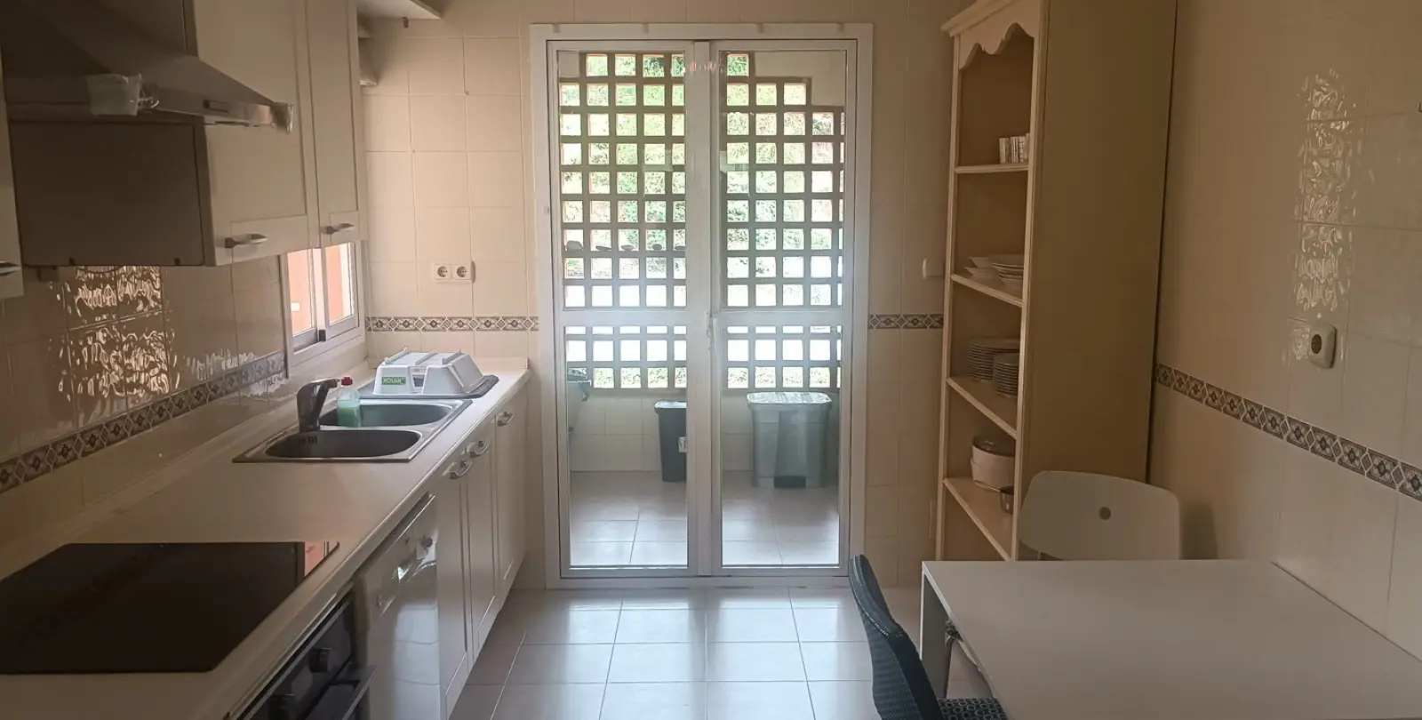 Venta de apartamento en planta media en Guadalmina Baja 17