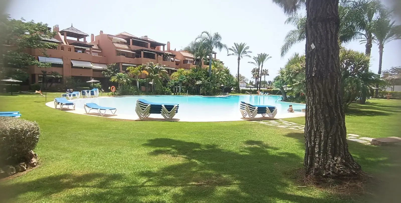 Venta de apartamento en planta media en Guadalmina Baja 20