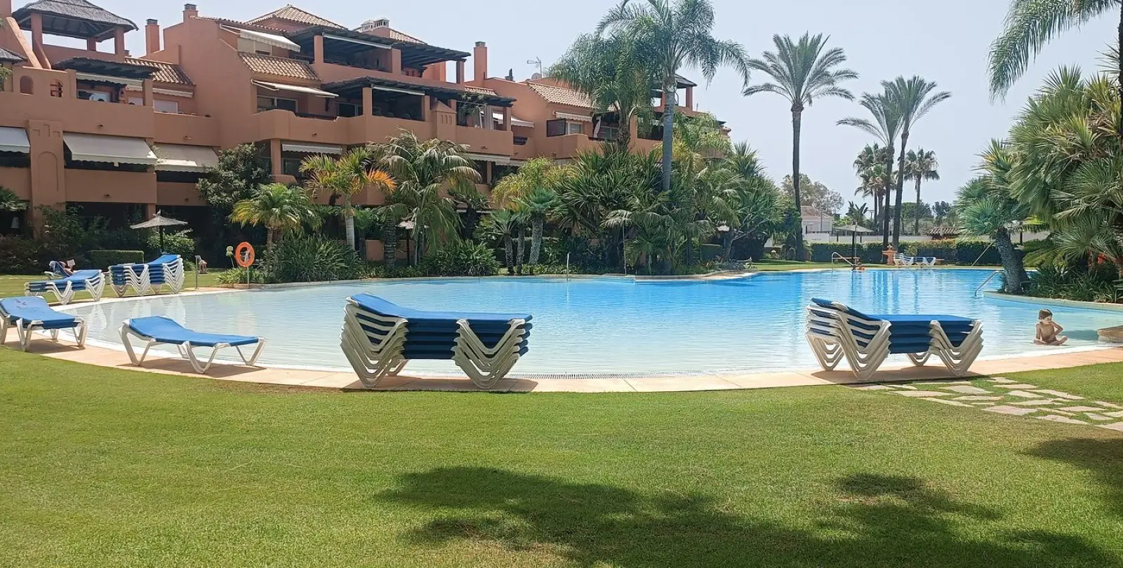 Venta de apartamento en planta media en Guadalmina Baja 21