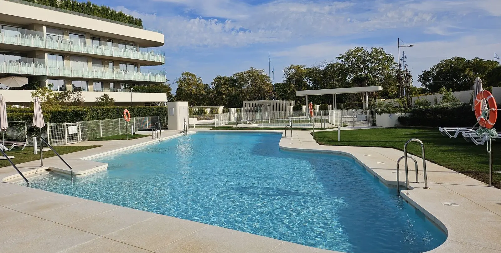 Venta de apartamento en planta media en San Pedro de Alcántara 1