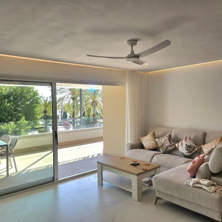 Venta de apartamento en planta media en San Pedro de Alcántara