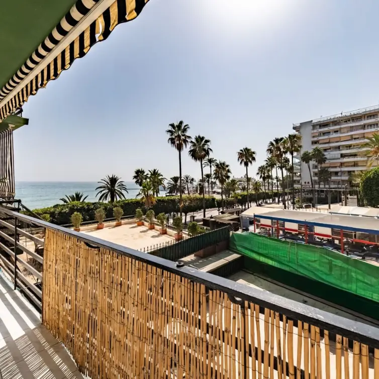 Venta de apartamento en planta media en Marbella