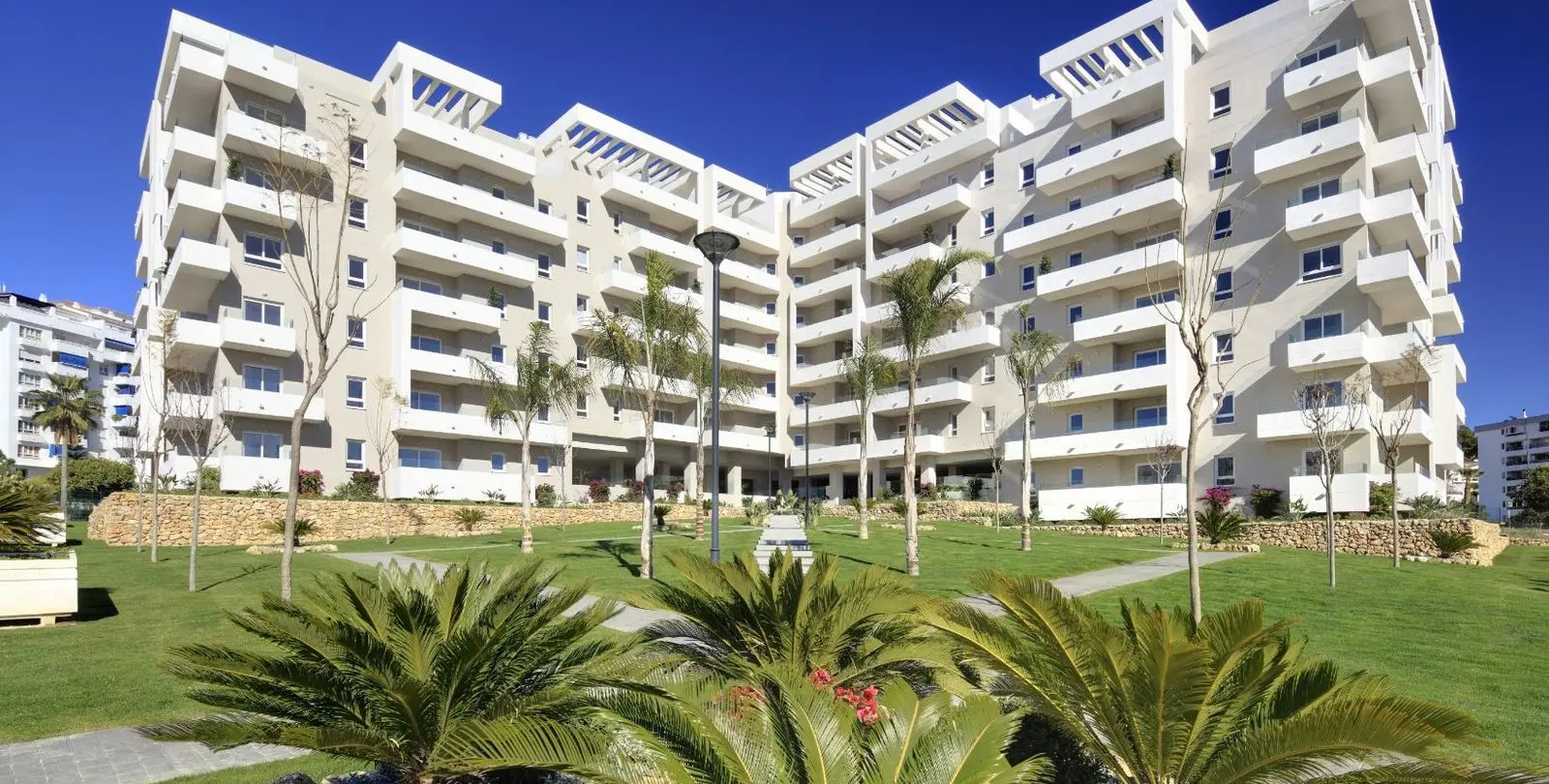 Venta de apartamento en planta media en Nueva Andalucía 3