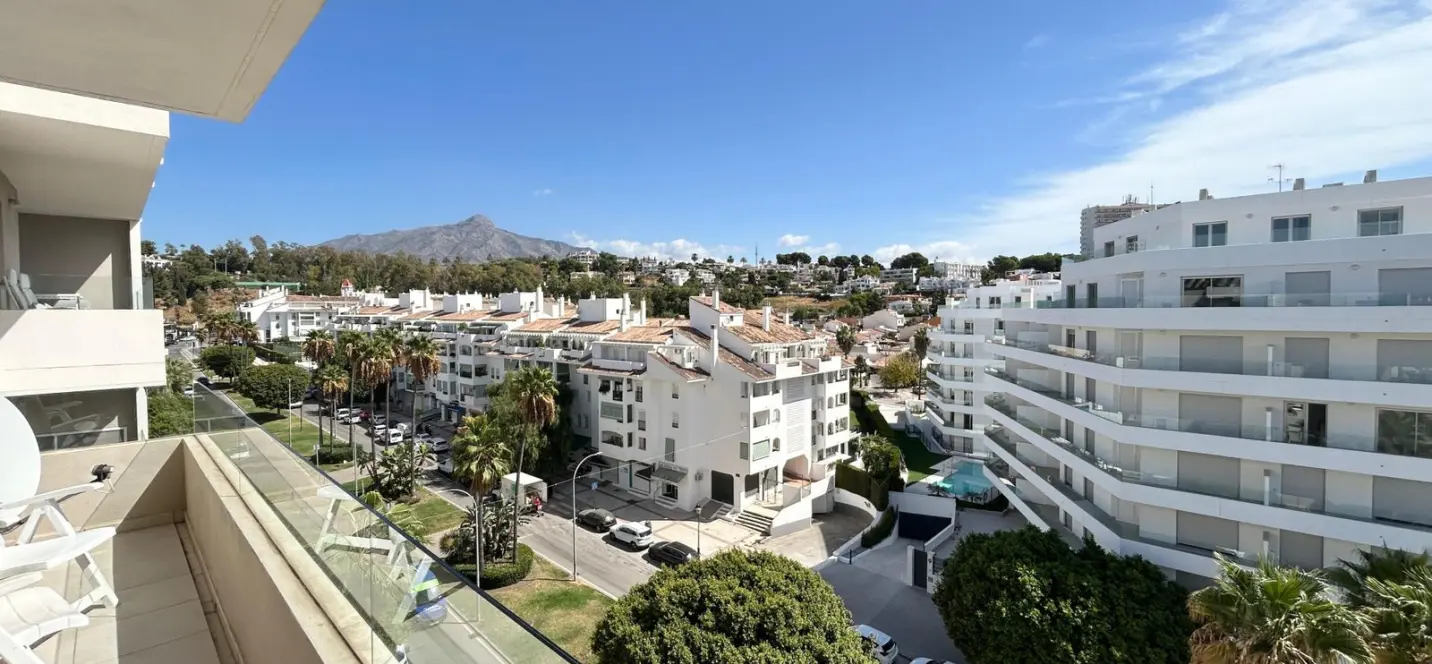 Venta de apartamento en planta media en Nueva Andalucía 3