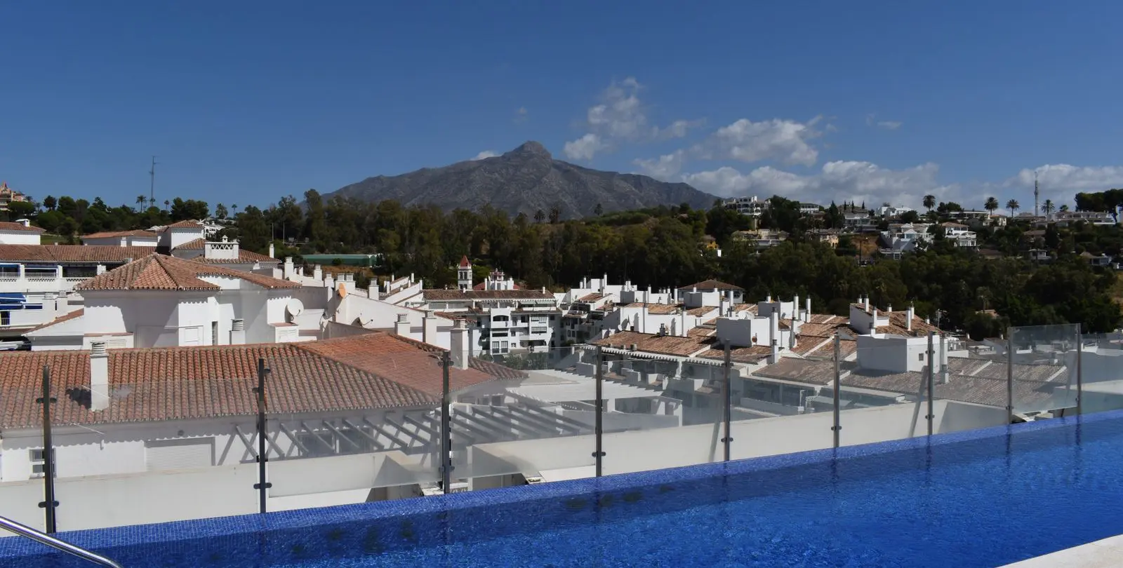 Venta de apartamento en planta media en Nueva Andalucía 25